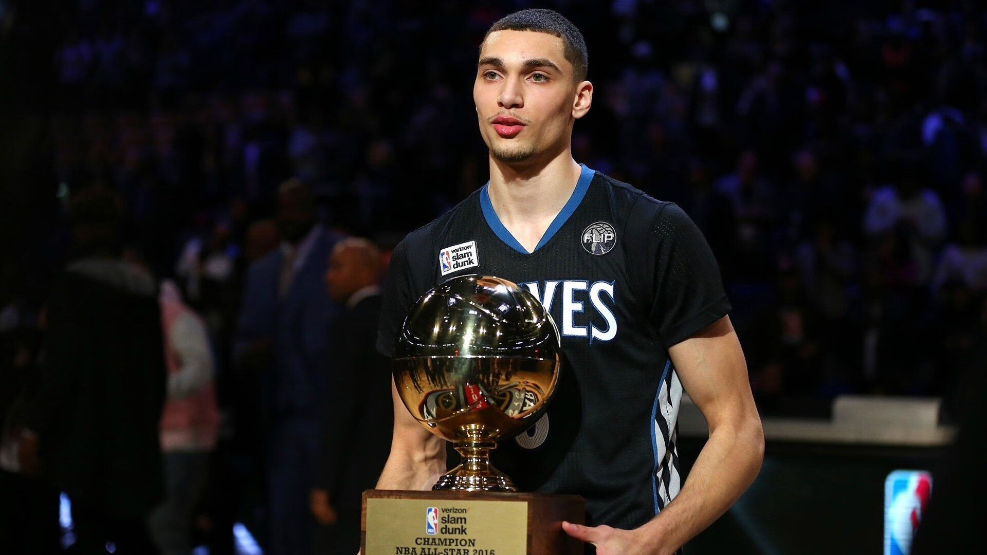 九游中国官网-8场就封神！威少23+16+10超基德，成历史篮板最多控卫，威少算超级巨星吗